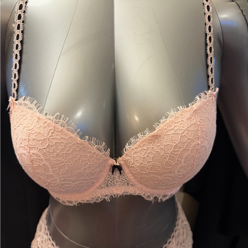 Victoria's Secret Dream Angel’s Blush Ribbon Lined Lace Demi and Thong Set - Picture 4 of 11